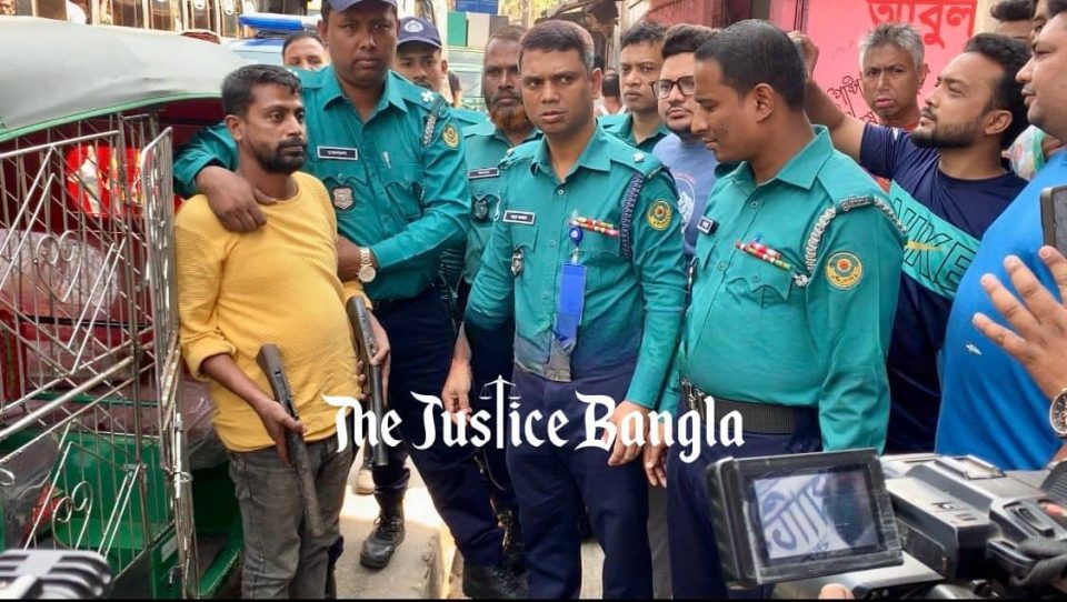 men-arrested-pahatail-with-gun (1)-min